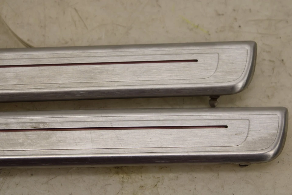 Juego de molduras de umbral de puerta delantera iluminadas OEM MH71 2015-2021 Volkswagen GTI 2015-2021 Foto 2 de 4