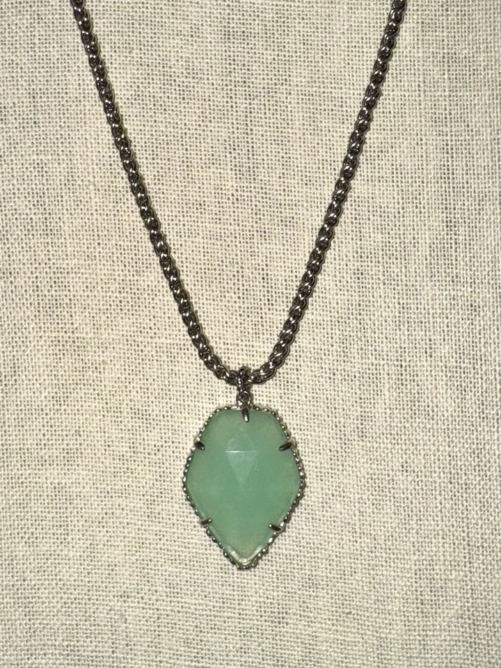 Collar Colgante Kendra Scott Calcedonia Largo Tono Plata Foto 2 de 4