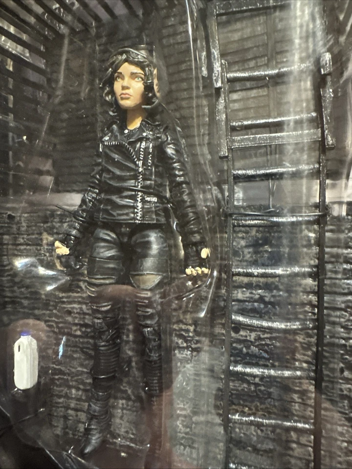 Figura de acción Diamond Select Gotham: Before the Legend Selina Kyle Deluxe + Base Foto 3 de 4