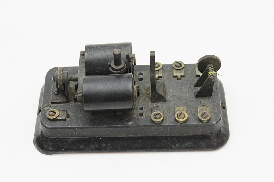 2 Vintage Western Electric Sounders No.21 A 100 Ohms Cast Base Brass Parts - Image 2 of 4