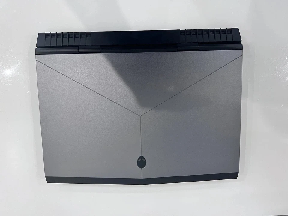 ALIENWARE 17 R4 P31E LAPTOP i7 7th GEN 2.6GHz GTX 1070 512GB SSD 16GB RAM - Image 3 of 4