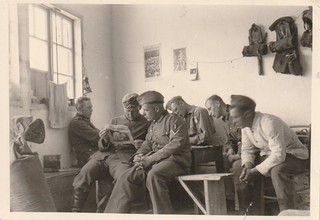 Photo soldat allemand WW2 pause lecture avec équipement accroché au mur 7397