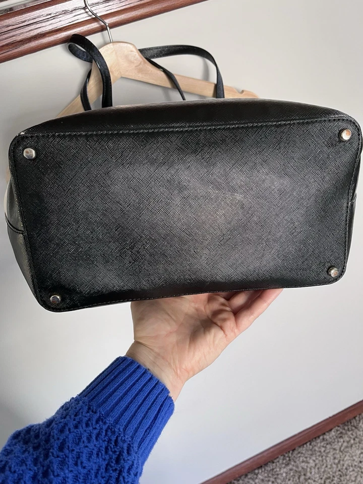 Bolso de hombro Kate Spade New York. Blanco y negro, cierre de cremallera. Foto 4 de 4