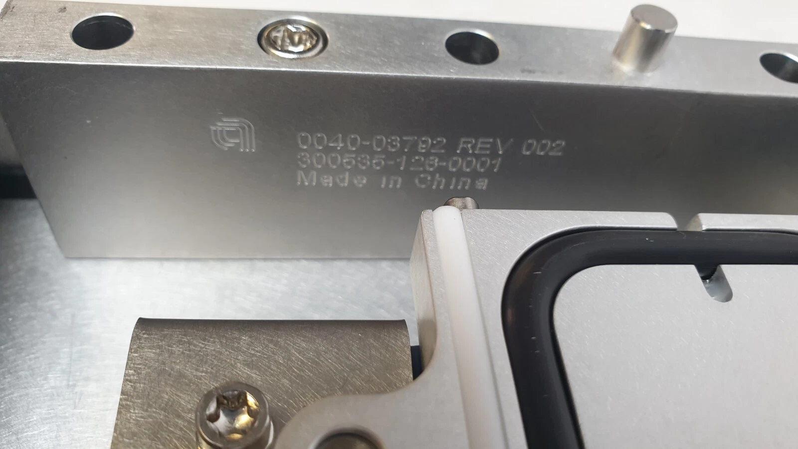 Engraved bar 0040-03792 REV 002, Made in China, inside the assembly