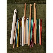 Lot of 30 crochet hooks all different sizes