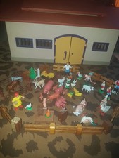 SCHLEICH Haus Nr.40165 mit alten Bauernhoffiguren - Zaunelementen etc.