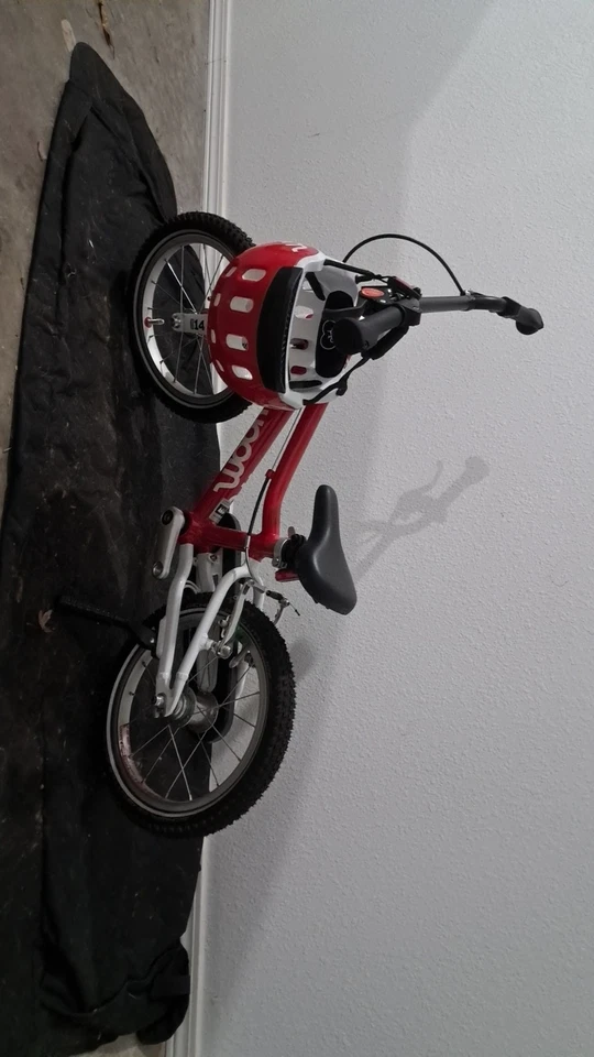 Bicicleta para niños WOOM 2 niños 3-5 años 14 pulgadas peso ligero ligeramente usado Foto 2 de 4