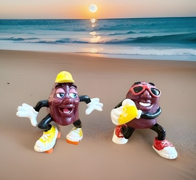 California Raisin Figures Vintage 2 Pc. Yellow Surfer Rare Roller Skates 1988