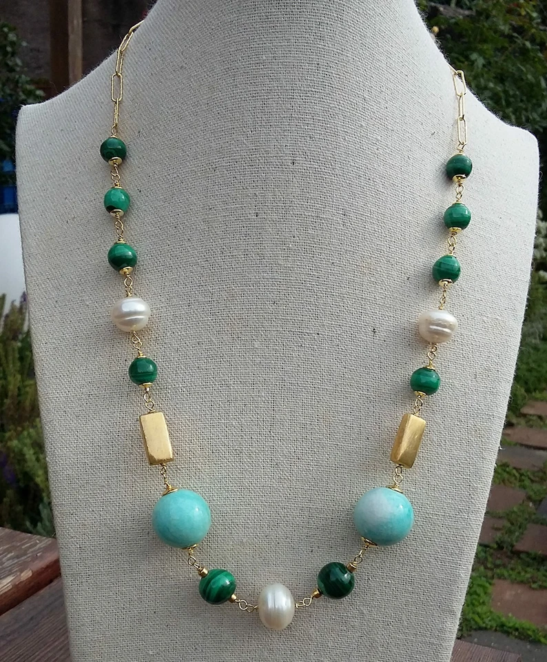 COLLIER CON MALACHITE, AMAZZONITE PERUVIANA E PERLE; ARGENTO 925 DORATO - Immagine 2 di 4