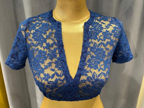 Camicia Dirndl in pizzo punto oro blu con scollo a V - Foto 5 di 14