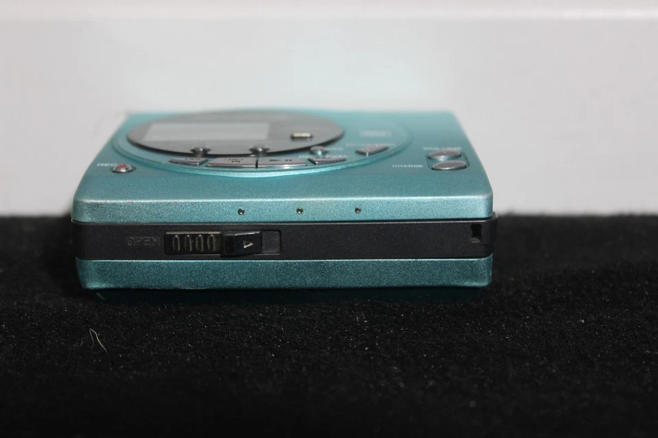 +Sharp MD-MT18 MiniDisc Walkman avec chargeur - Image 3 of 4