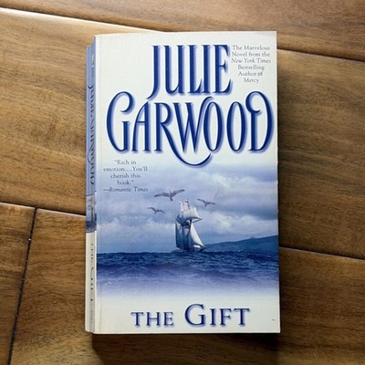 Julie Garwood The Gift Paperback Romance Novel Simon & Schuster Historical