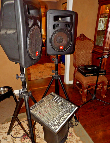 JBL Speakers Pair w stand microphone Yamaha woofer mixer disc maker & cords