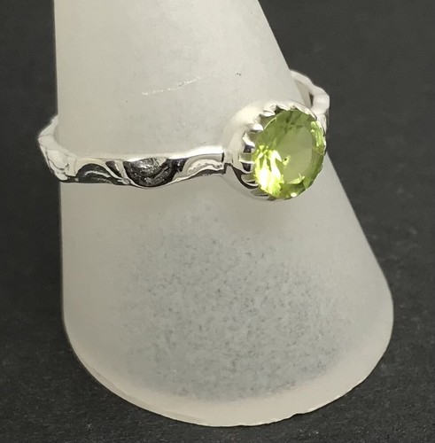 Peridot gemstone ring, solid Sterling Silver, hammered, round, solitaire. Size S - Picture 3 of 12