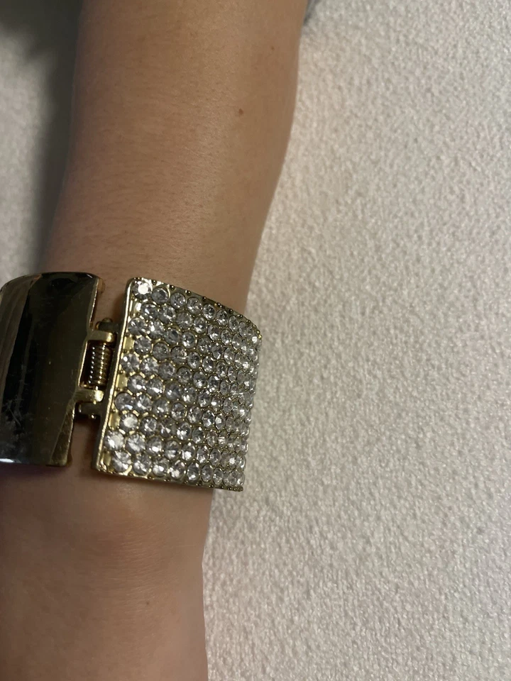 Pulsera brazalete tono dorado con adornos de cristal Foto 3 de 4