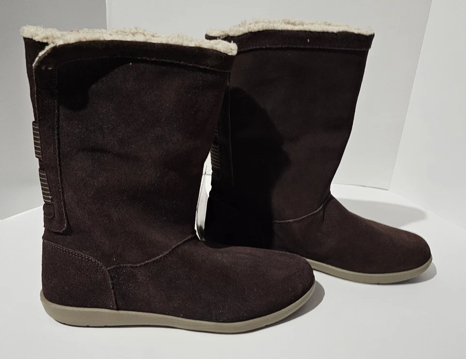 Crocs,全新带标签,尺寸 9 Adela 折叠靴。 红木/卡其色 — 第 2/4 张图片