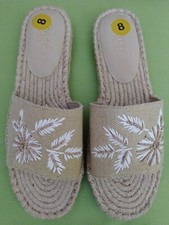 BADGLEY MISCHKA FLAT WOMENS SANDALS 8.BRAND NEW.