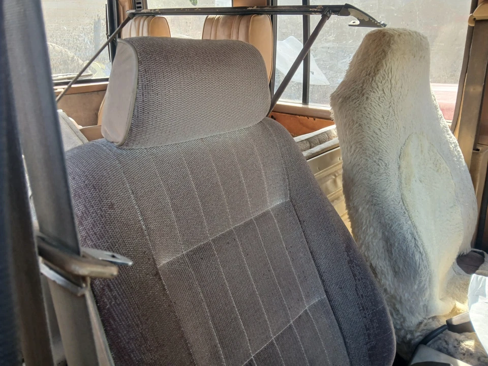 1986 Isuzu Trooper 4 DOOR brown cloth Right front Seat FLAWS - Image 4 of 4