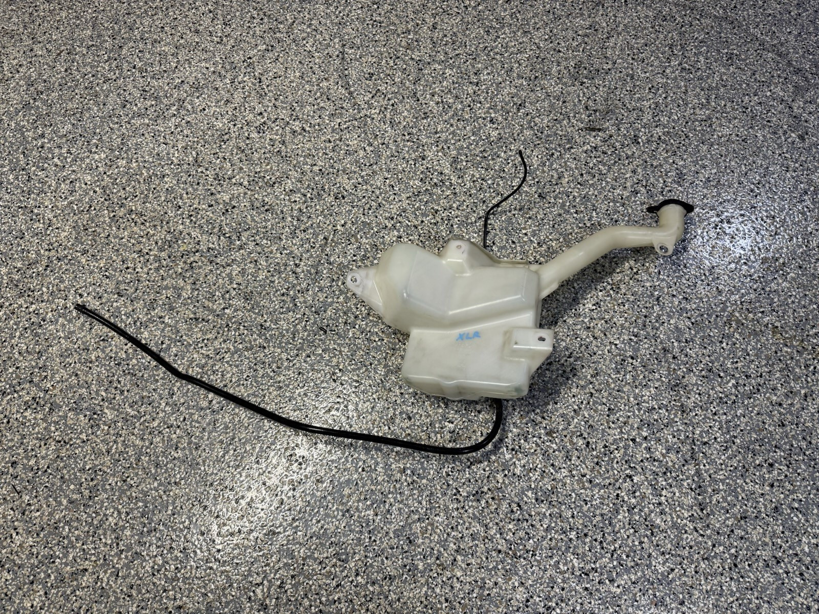 CADILLAC XLR 04-09, CORVETTE C6 05-13 OEM FRONT WINDSHIELD WASHER RESERVOIR TANK