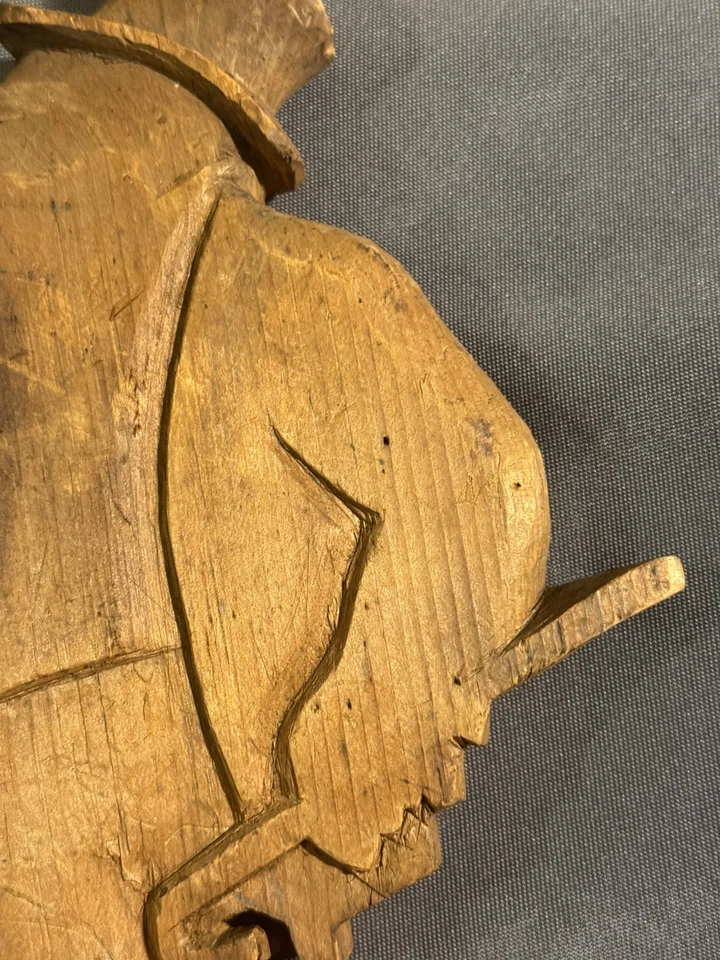 Arte popular antiguo tallado en madera hombre gordo en traje silueta tal vez campos de inodoro Foto 3 de 4