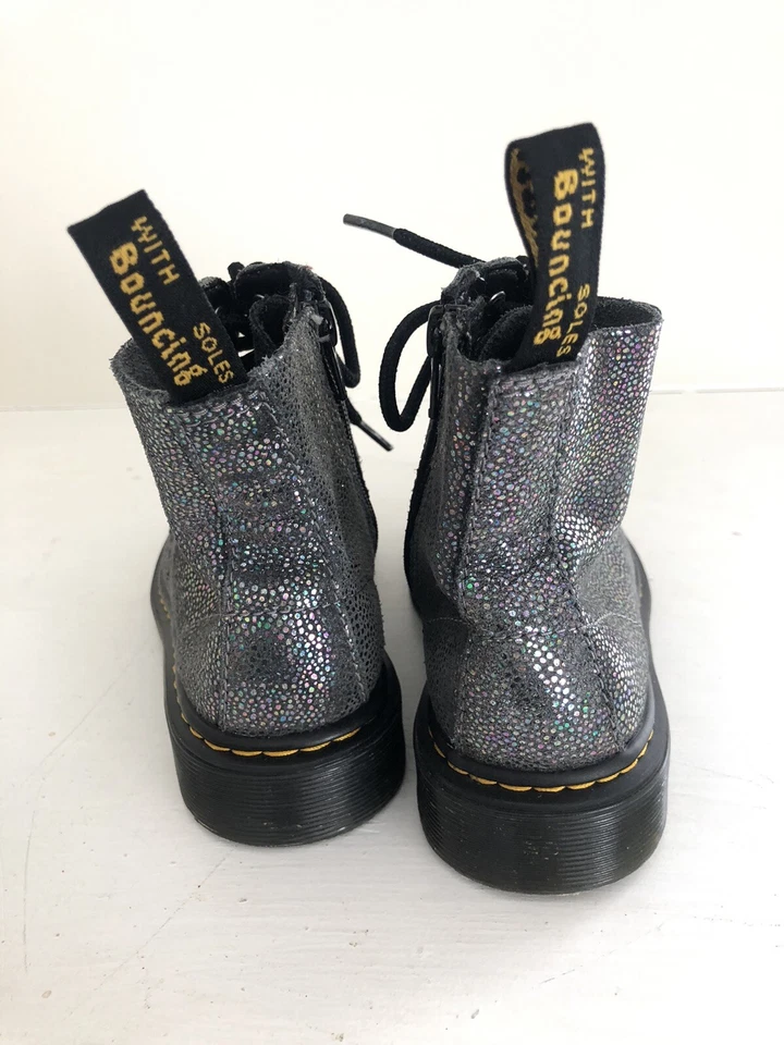 Dr Martens 女孩全息帕斯卡靴 13 闪亮仙女奇思妙想黑色 — 第 4/4 张图片