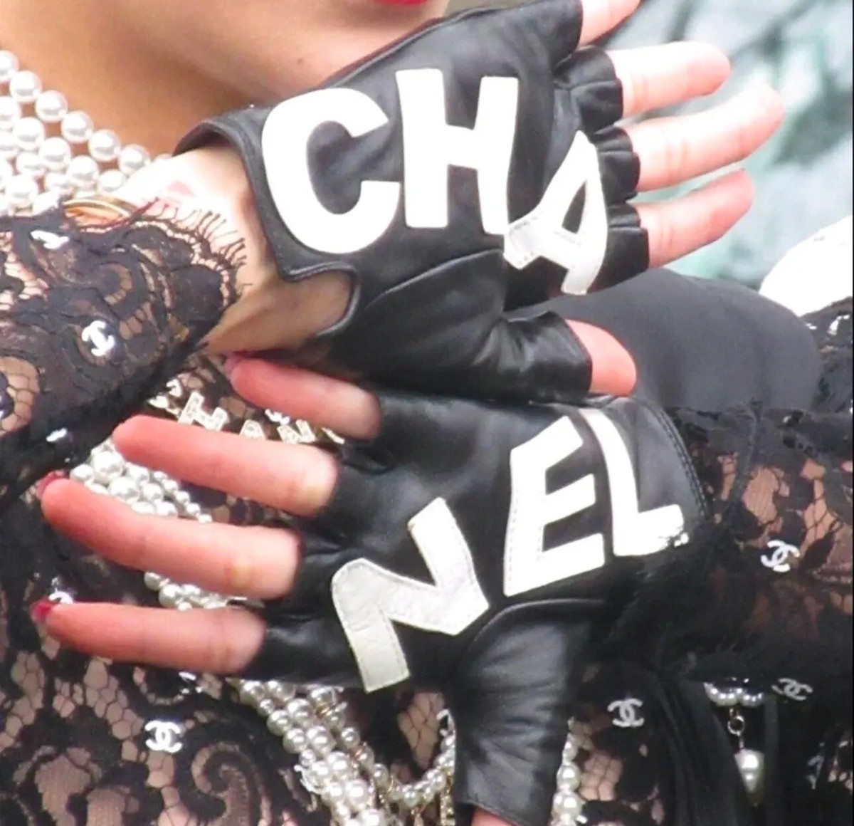 手元から可愛く☆【CHANEL】CCロゴ グローブ 手袋 NEW CHANEL Logo Fingerless Gloves Mittens | eBay