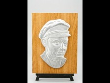 41142 - Ernst Th&auml;lmann. Kopf-Portrait. Metallgu&szlig; auf Holzplatte