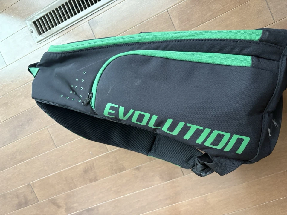 Bolsa de baloncesto Wilson Evolution, negra y verde usada limpia básicamente nueva Foto 2 de 4