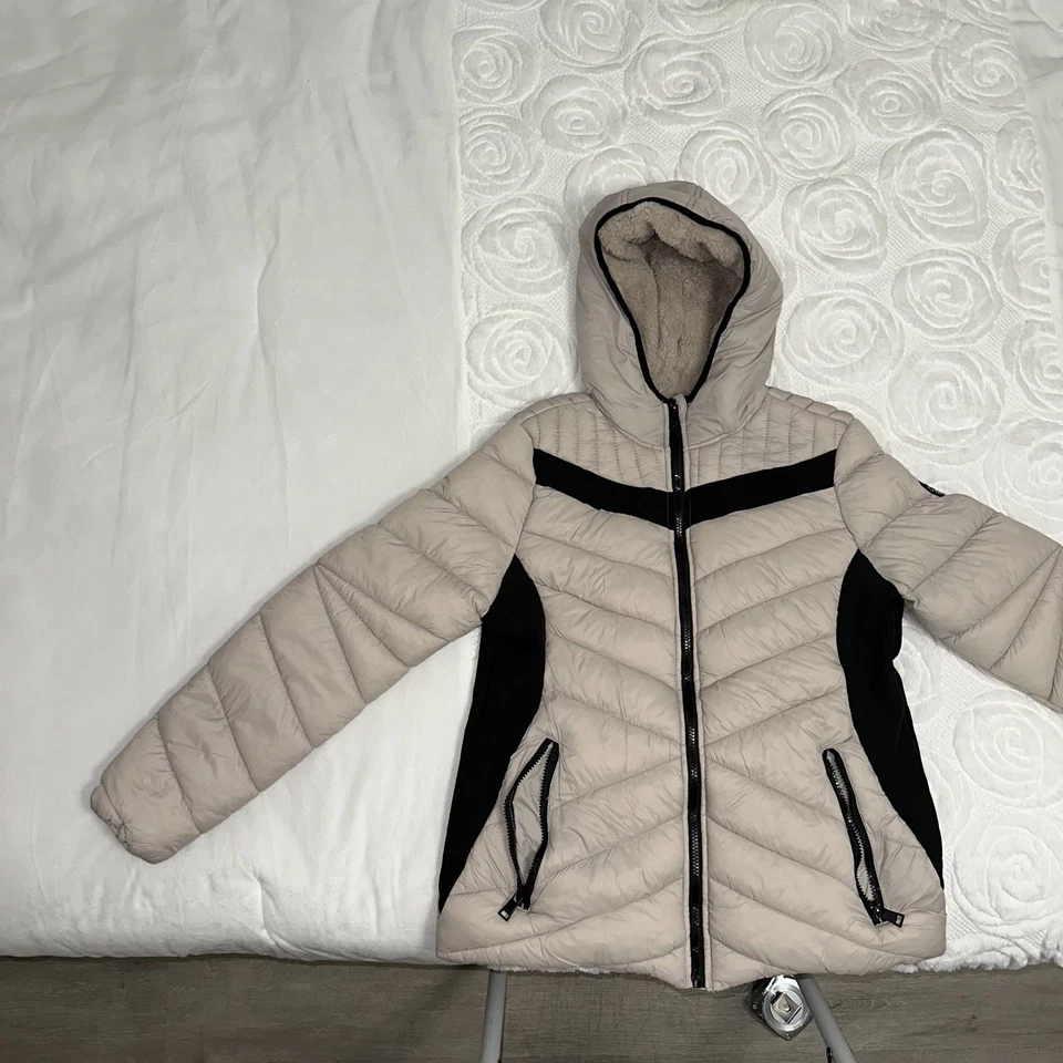 Chaqueta beige con cremallera de piel sintética mediana Bebe para mujer, nueva sin etiquetas, nylon/poliéster Foto 3 de 4