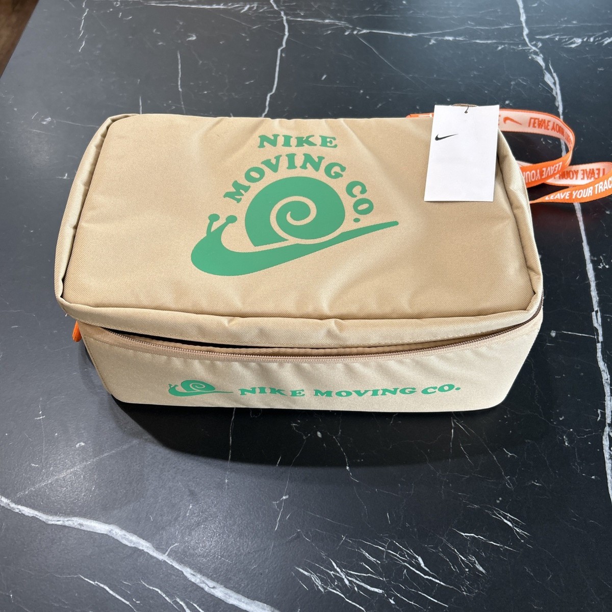 レア 新品】NIKE MOVING CO シューズケース Nike Moving Co Shoe Box Bag Hemp/SafetyOrange/StadiumGreen DV 5649