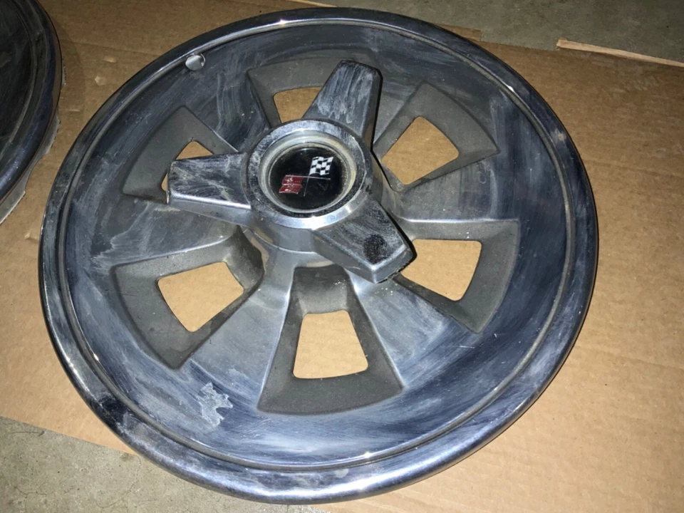 Juego de 2 tapacubos e hilanderos originales Chevrolet Corvette 1965 cubiertas de rueda Foto 3 de 4