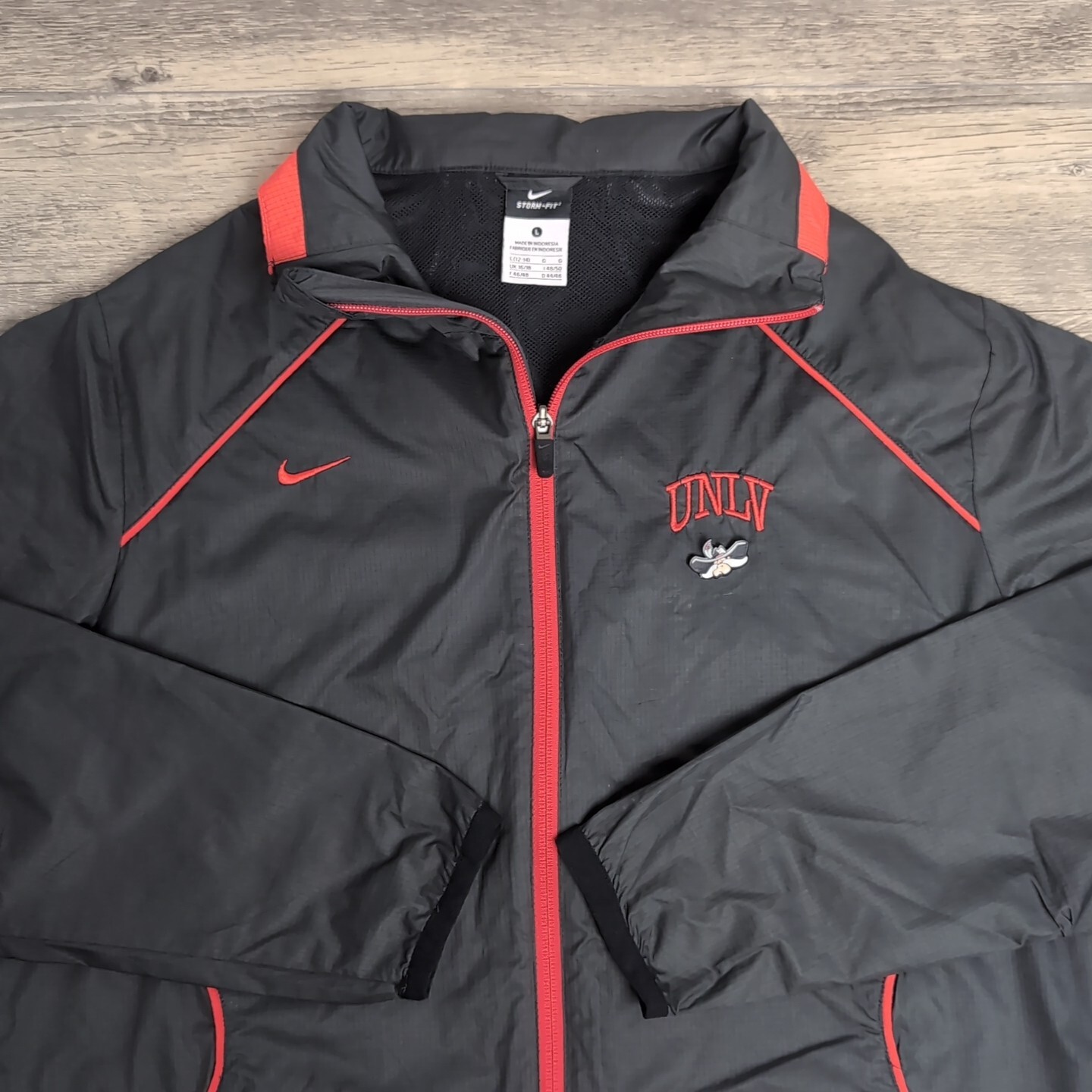 SACAI X NIKE Giacca a vento vintage Y2K Nike UNLV donna L Fit Storm full zip nera e rossa