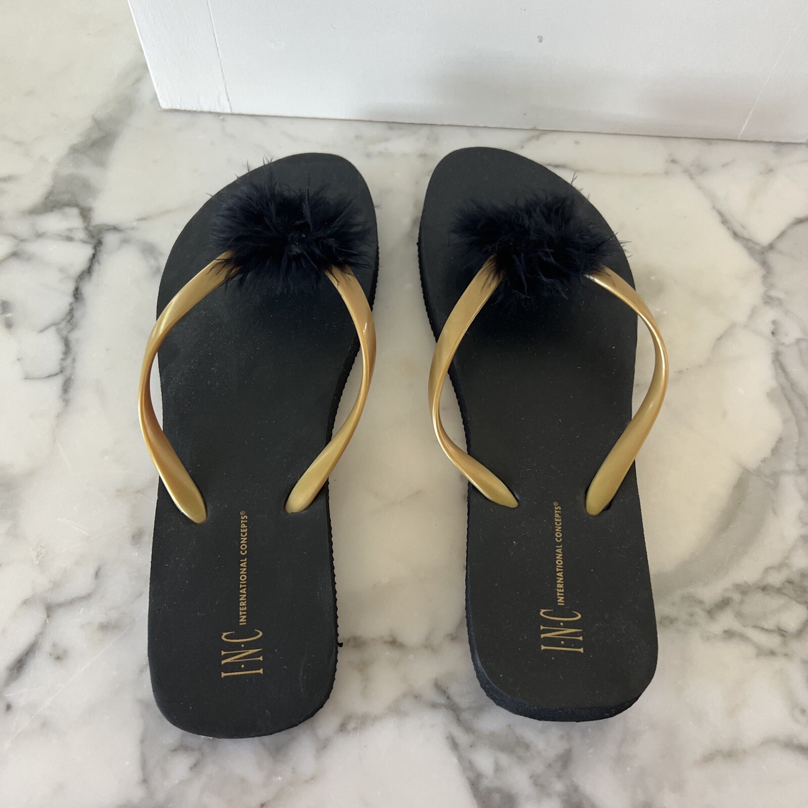 PANTOFOLA D’ORO Nuovi perizoma infradito INC International Concepts pelliccia sintetica oro nero 8 9 nuovi con etichette