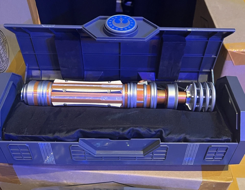 Parques Disney Star Wars Galaxys Edge PRINCESA LEIA ORGANA Legado Empuñadura de sable de luz Foto 2 de 4