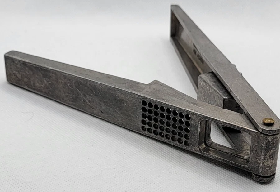 Prensa de ajo de aluminio vintage BREVETTATO - autolimpieza - hecha en Italia Foto 3 de 4