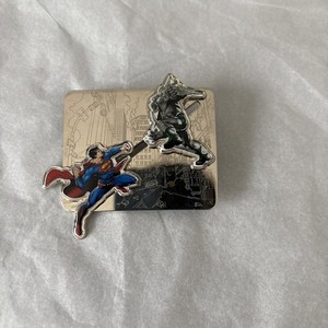 Webi Superman Pin, Moveable