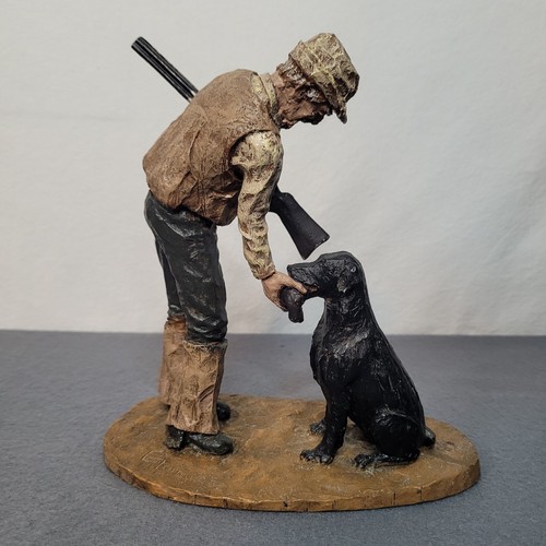 Statuina vintage 8,5" cacciatore e laboratorio nero vecchio e cane firmata G Alsum '82