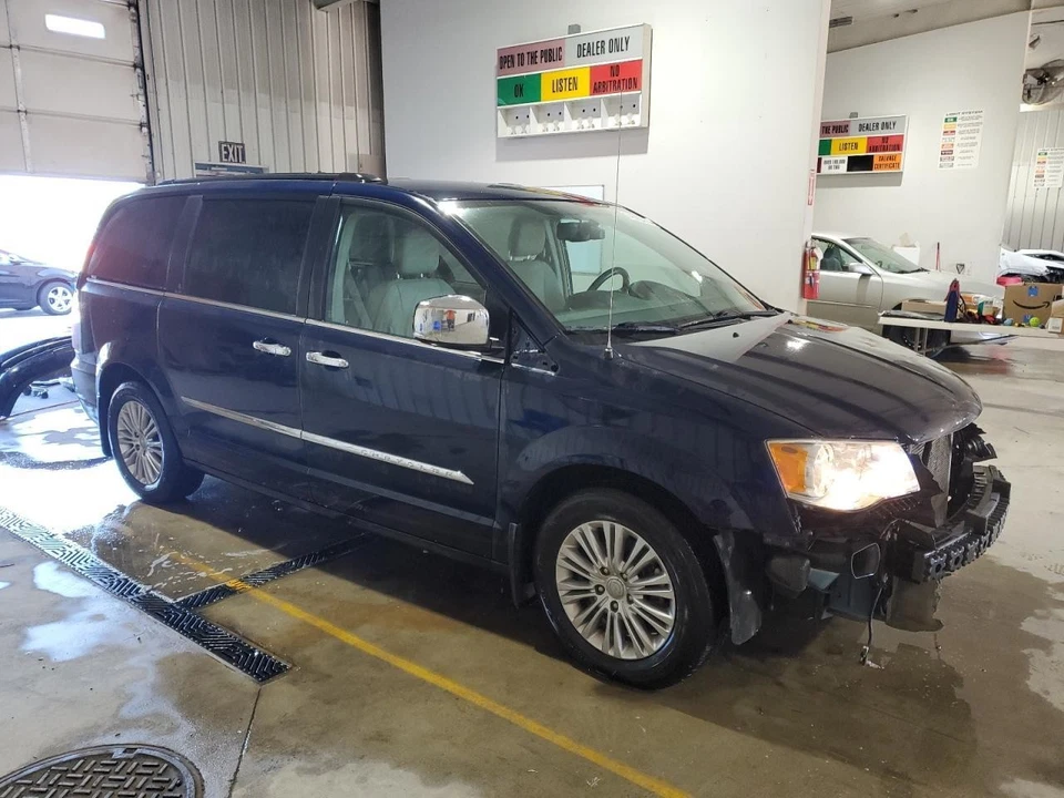 Used Front Right Door Assembly Front fits: 2015 Chrysler Town & country electric - Изображение 2 из 4