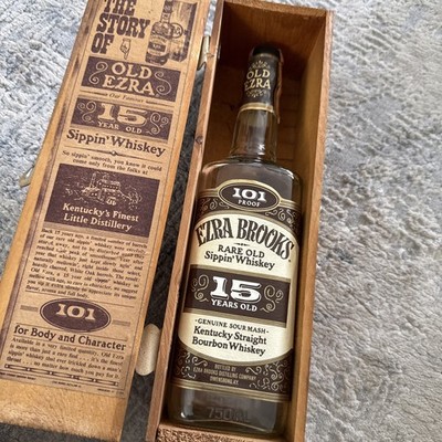 Old Ezra 1976 15 Year Sippin' Whiskey Bottle Wood Bottle Box Suede Leather Hinge