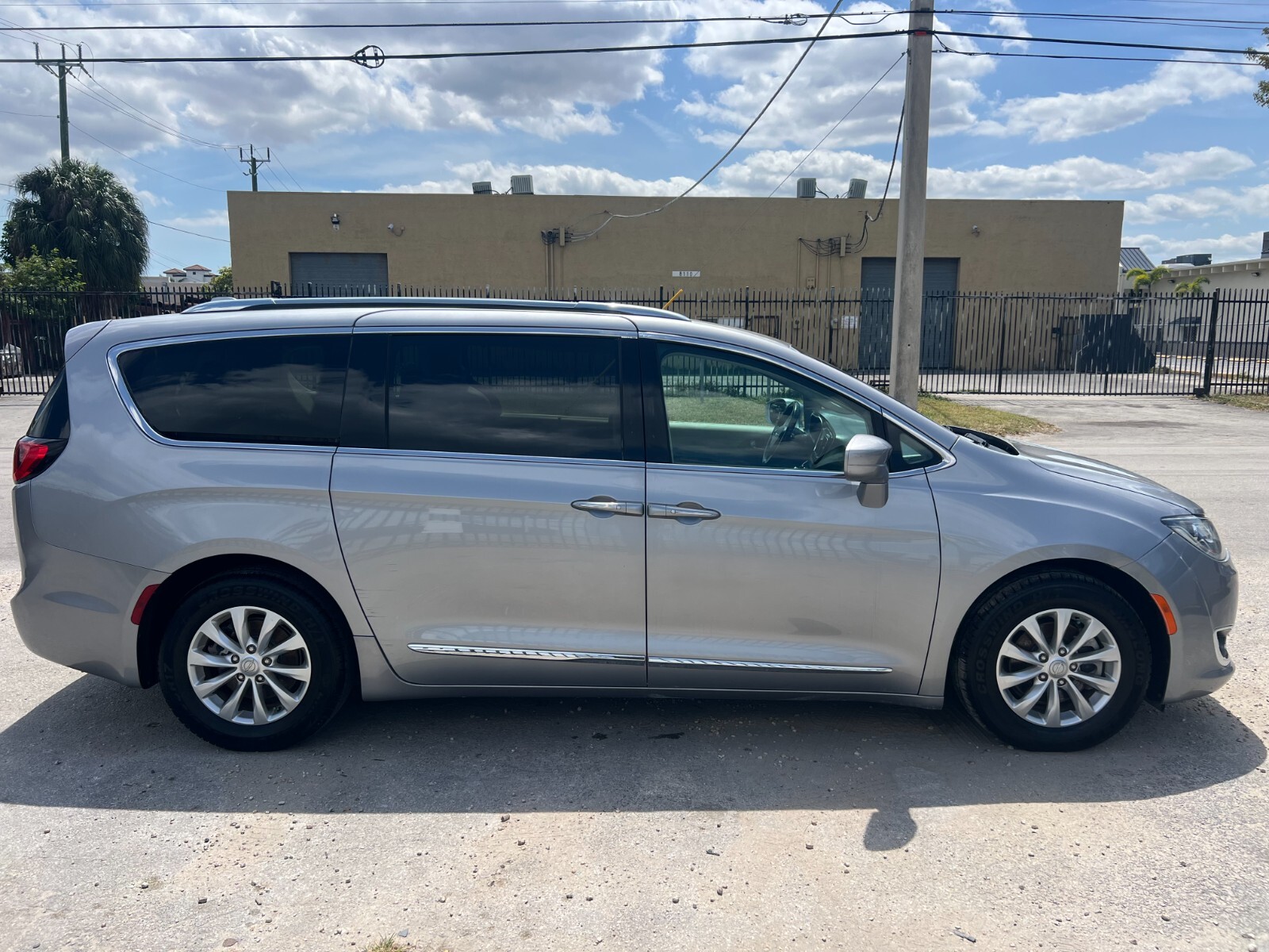 Chrysler Pacifica - Image 8