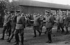 WW II  Usa  Photo --  German  Officers   Surrendering