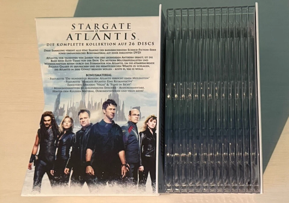 Stargate: Atlantis - Die komplette Kollektion (inkl. Bonus-Disc) [26 DVDs] - Bild 3 von 4