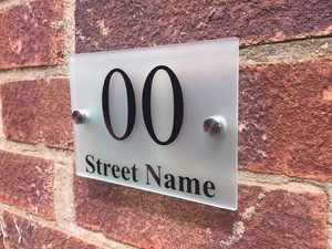 frosted plaquette teken straat naam