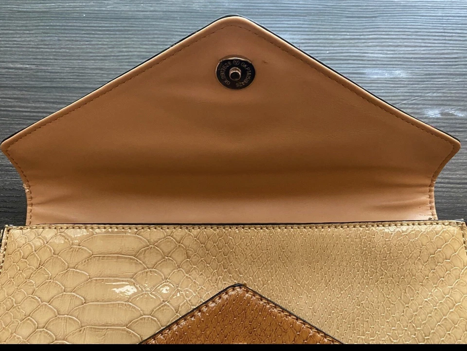 Carteras para mujer Guess de cuero de serpiente triple pliegue Foto 3 de 4