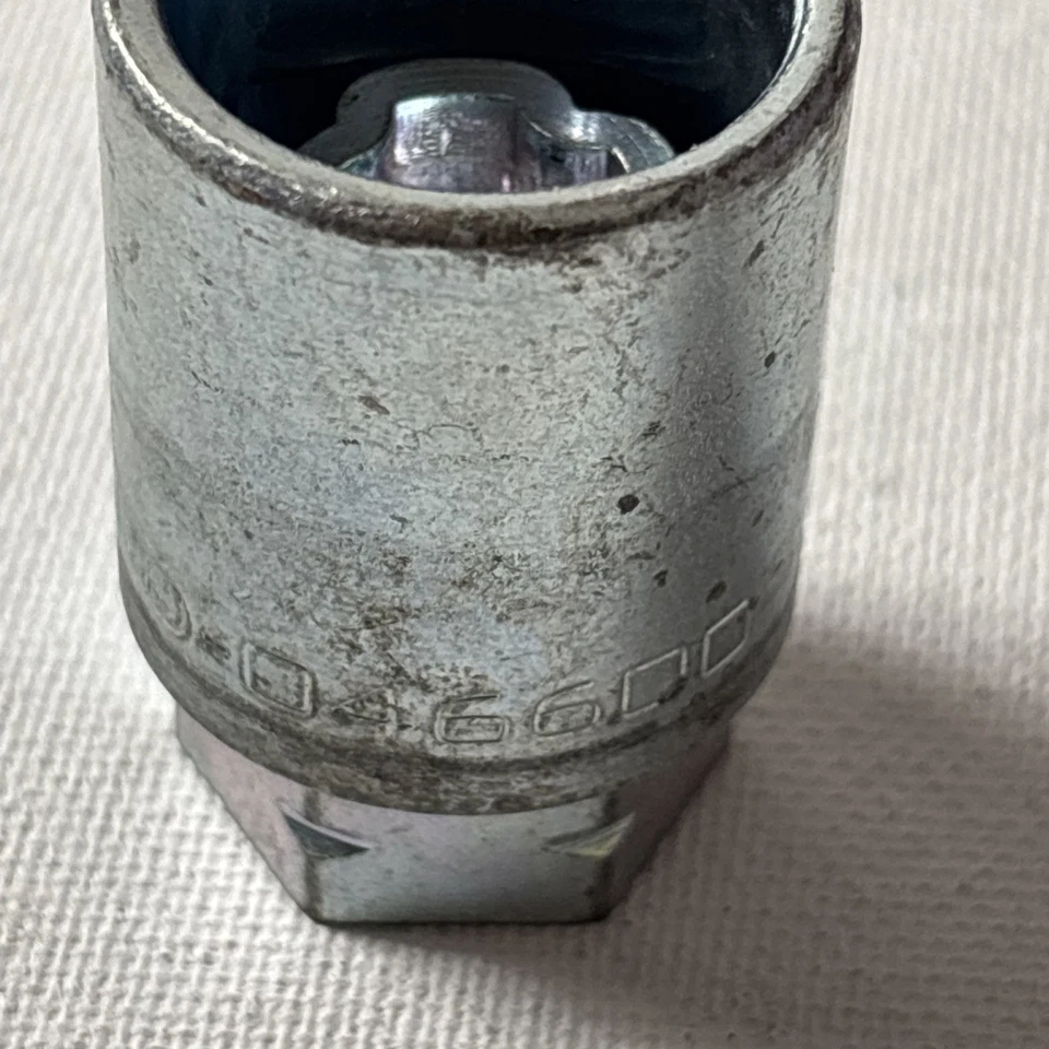 Llave de bloqueo de rueda de repuesto McGard (046600) (solo llave) Foto 4 de 4