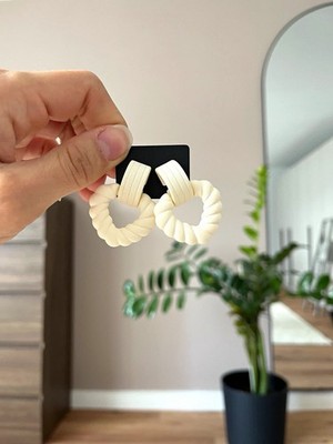 Weiße Creolen Ohrstecker aus Kunststoff rund, Steckverschluss, ohne Stein