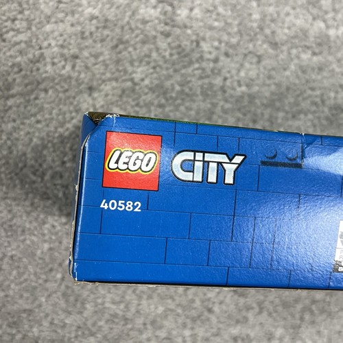 LEGO CITY 4x4 Off-Road Ambulance Rescue (40582) LEGO Set New - Picture 7 of 12
