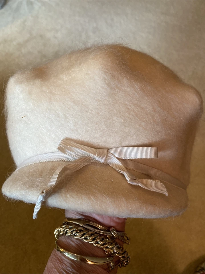 Gorra de mujer de mezcla de lana con billete pequeño y un lazo blanco vintage. . Foto 2 de 4