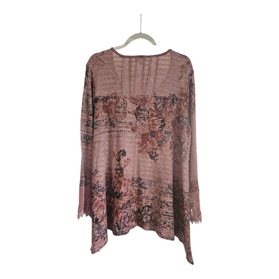 Top feminino One World Live Let Live XL roxo floral manga longa renda assimétrica - Imagem 2 de 4