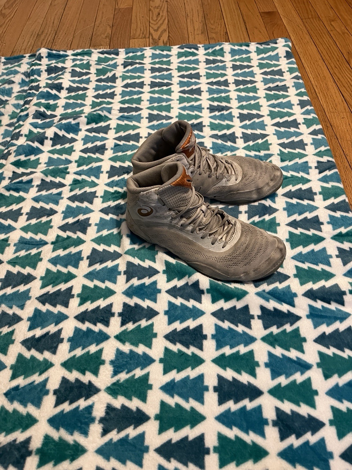 ASICS Gray High-Top Wrestling Shoes Durable Performance Footwear for Athletes thumbnail 3